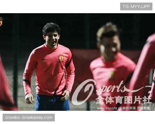 动态：卡利亚里训练课开放，重点演练定位球进攻新套路